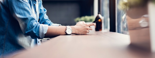 Uomo che usando smartphone, durante il tempo libero. il concetto di utilizzo del telefono è essenziale nella vita di tutti i giorni.