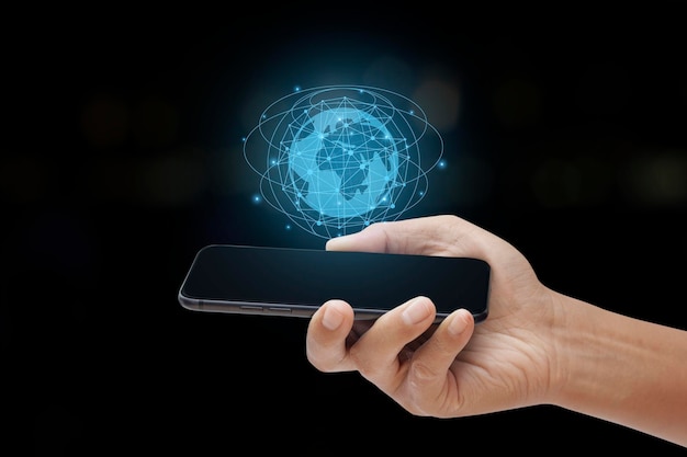 Uomo che utilizza smartphone con rete globale e dati che accedono al cloud computing