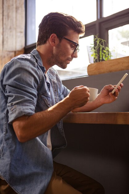 スマートフォンを使用している人