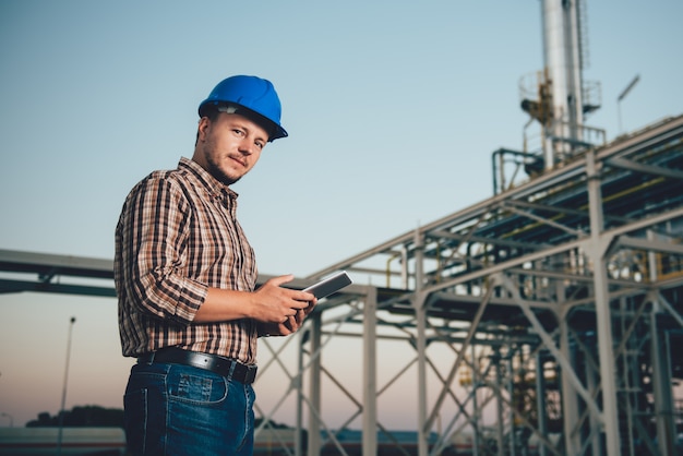 Foto uomo che per mezzo della compressa alla fabbrica