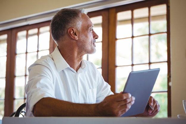 Uomo che per mezzo di un tablet