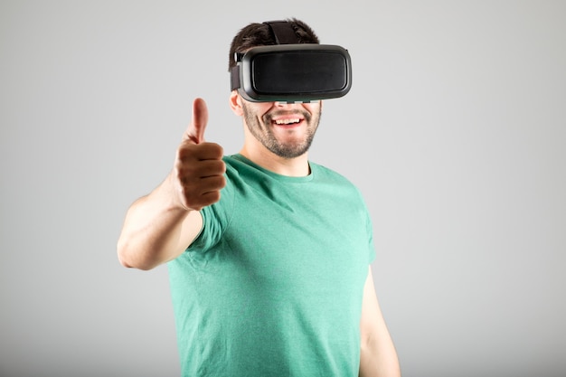 Uomo che usando i vetri di realtà virtuale