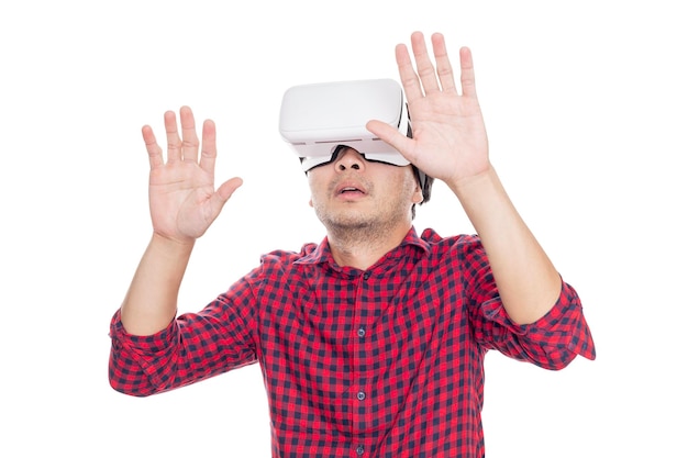 Foto l'uomo che utilizza l'auricolare per realtà virtuale ha sorpreso l'uomo che guarda in occhiali vr isolati su sfondo bianco con tracciato di ritaglio