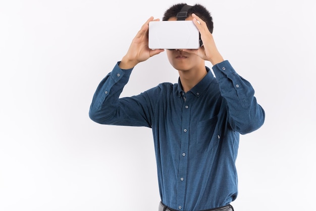 Man using the virtual reality headset