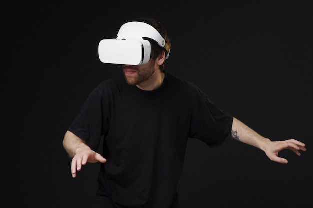 Photo man using virtual reality headset