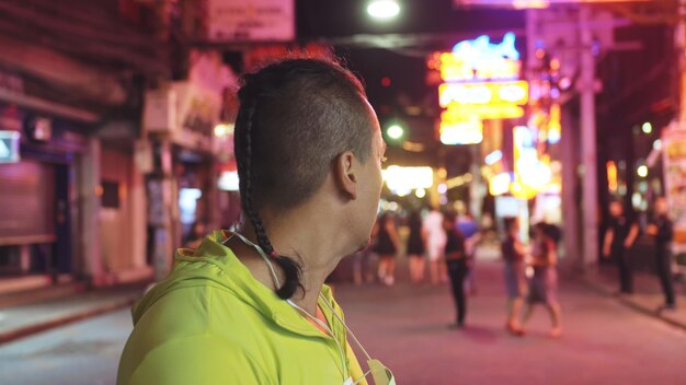 Man van dichtbij kijkt blank in Pattaya Walking Street met een beschermend medisch masker Lockdown quarantaine-isolatie Coronavirus covid19