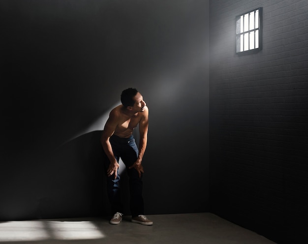 Foto man van middelbare leeftijd die tijd doorbrengt in de gevangenis