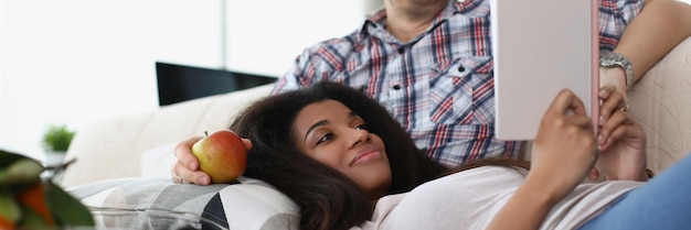 Man van middelbare leeftijd en jonge Latijnse vrouw die samen een boek lezen, goede vrienden ontmoeten elkaar voor de lol