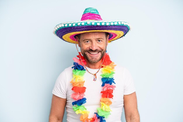 Man van middelbare leeftijd glimlachend gelukkig met een hand op de heup en zelfverzekerd. Mexicaanse cultuur