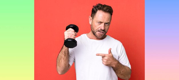 Man van middelbare leeftijd met een dumbbell-fitnessconcept