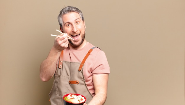 Man van middelbare leeftijd met een kom ramen