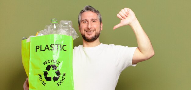 Man van middelbare leeftijd recycle concept