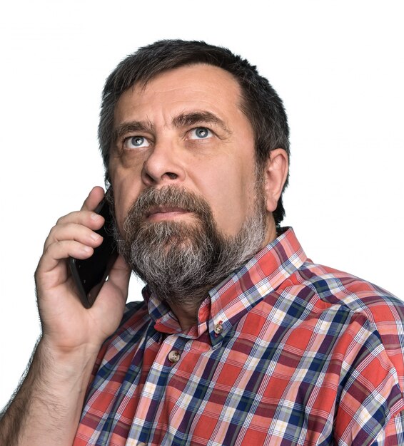 Man van middelbare leeftijd spreekt op een mobiele telefoon