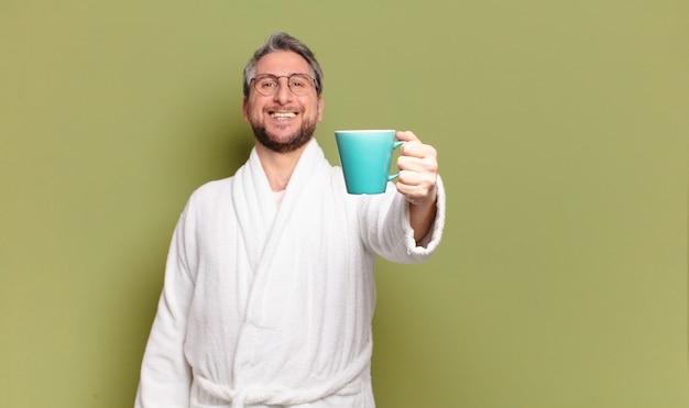 Man van middelbare leeftijd wakker met een koffiekopje