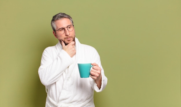 Man van middelbare leeftijd wakker met een koffiekopje