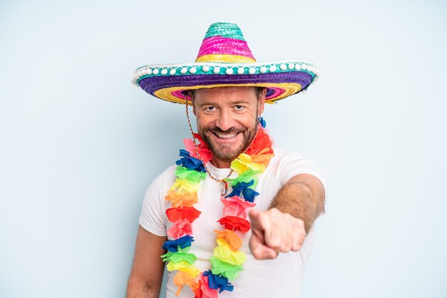 Man van middelbare leeftijd wijzend op camera die jou kiest. Mexicaanse cultuur