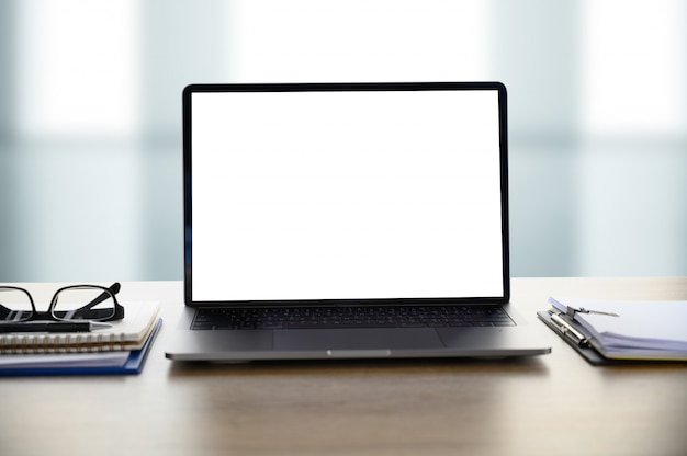 Man van zaken man hand werkt op laptopcomputer op houten bureau Laptop met een leeg scherm op tafel