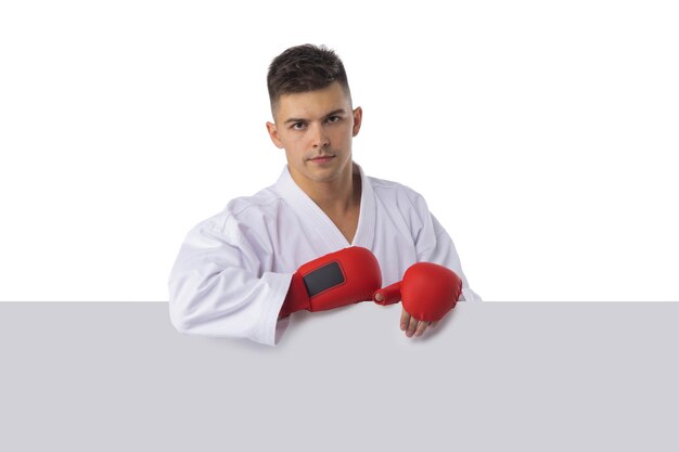 Man vechter opleiding taekwondo met lege banner geïsoleerd op witte achtergrond