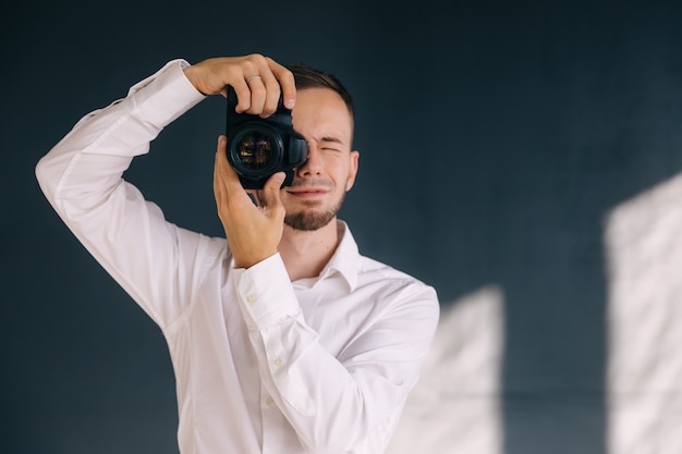 Man veel plezier en maak foto's met dslr-camera