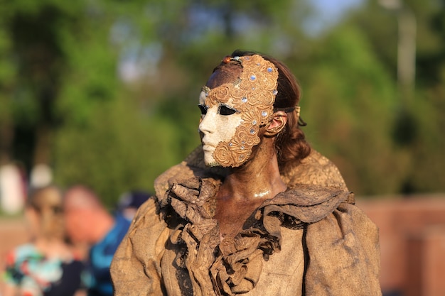 Foto uomo in maschera veneziana all'aperto