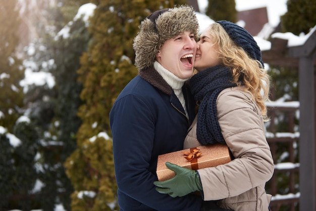 Man verbergt doos achter zijn rug en gaat zijn vrouw een cadeau geven op Valentijnsdag Kerstmis