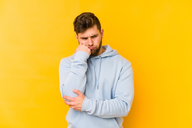 Man verdrietig in de studio