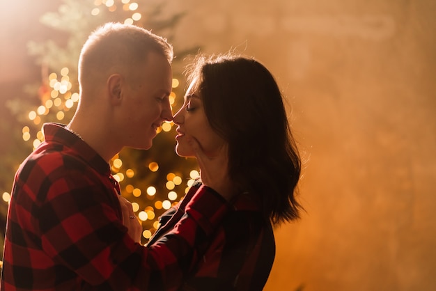 Man verrassing vrouw voor Kerstmis, liefdevol stel