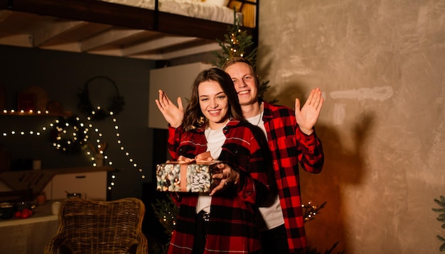 Man verrassing vrouw voor Kerstmis, liefdevol stel