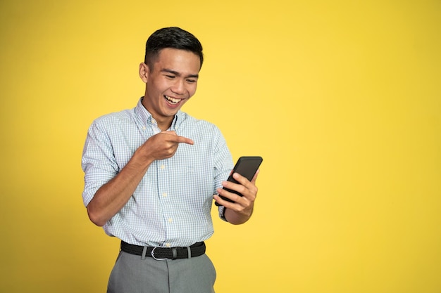 Man verrast bij het kijken naar een mobiele telefoon op