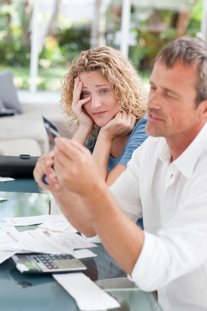 Man versnijdt zijn creditcard