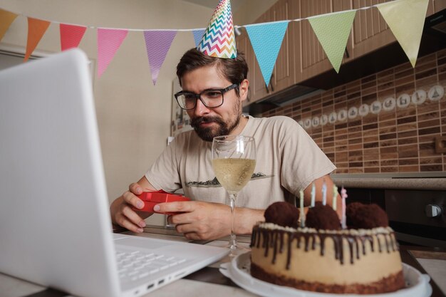 Man viert verjaardag online in quarantainetijd