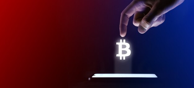 Man vinger klikt op het bitcoin-pictogram crypto.