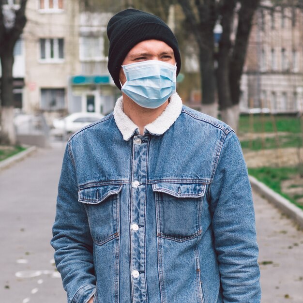 Foto un uomo con una maschera virale all'aperto