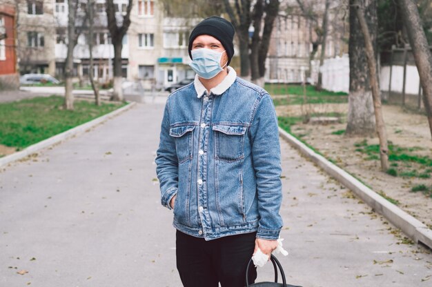 Photo a man in a viral mask and in protective gloves