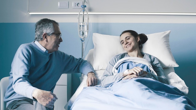 Uomo in visita a sua figlia in ospedale