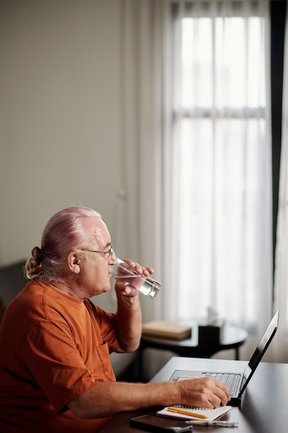 Man vissen bezig met laptop