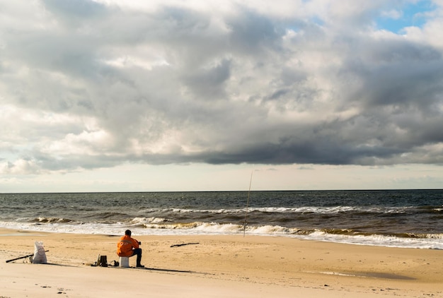 Man vissen in de zee