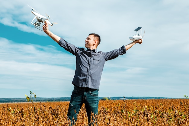 Man vliegt een drone in het gele veld