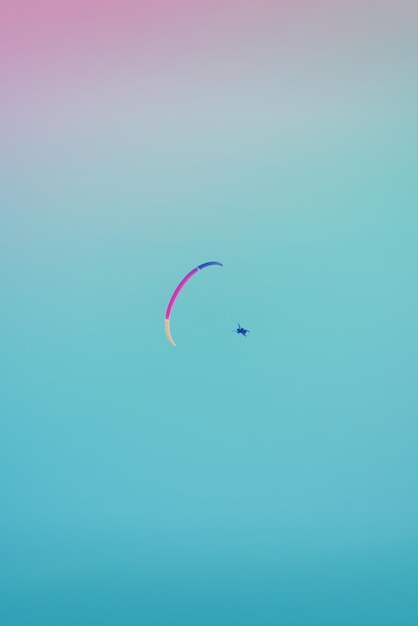 Man vliegt een paraglider in de lucht Toned