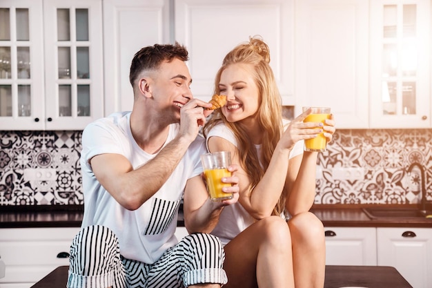 Man voedt zijn vrouw croissant terwijl