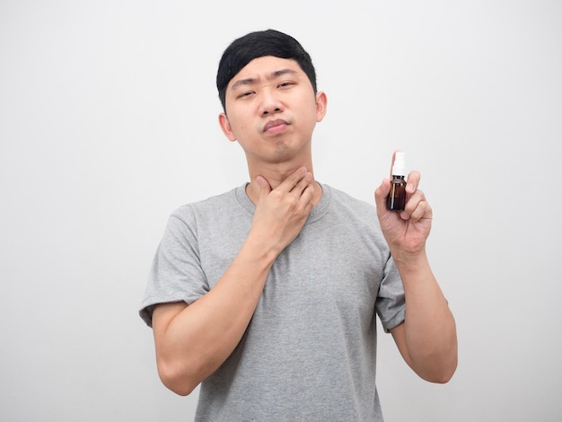 Man voelt keelpijn met keelspray portret