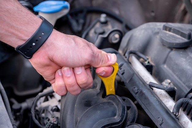 Man voelt zich bezorgd vanwege zijn oude benzineautoprobleem