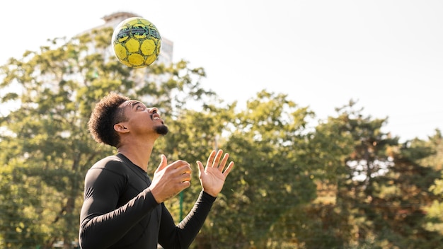 Man voetballen met kopie ruimte