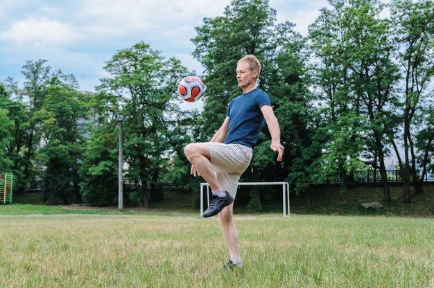 Man voetballen op veld