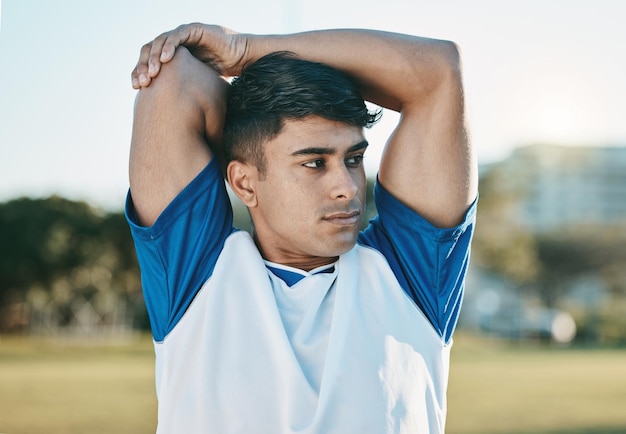 Man voetbalveld of voetballer strekkende armen denkend aan trainingsoefening of training in Brazilië Fitness warming-up of mannelijke atleet klaar om te beginnen met oefenwedstrijd of sportwedstrijd in stadion