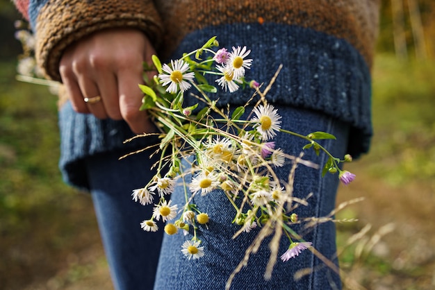 Man voeten sneakers herfst bos groot achter