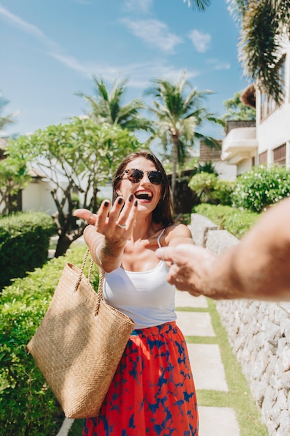 Man volgt zijn vrouw op vakantie