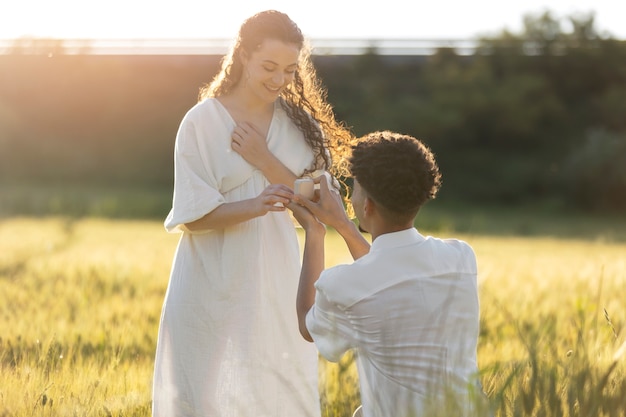 Foto man voorstelt met ring medium shot