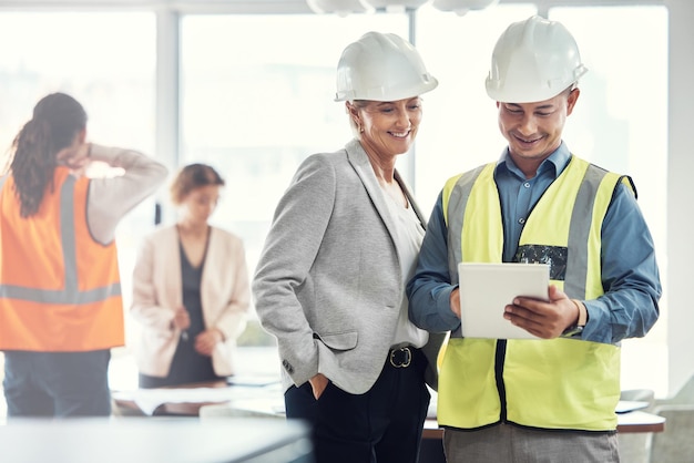 Man vrouw en tablet op kantoor voor architectuuranalyse constructie teamwerk of visie Architect team aannemer of lezen voor vastgoedontwikkeling onroerend goed of bouwproject op app ux