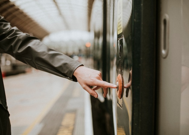 Man wacht op een trein op een perron